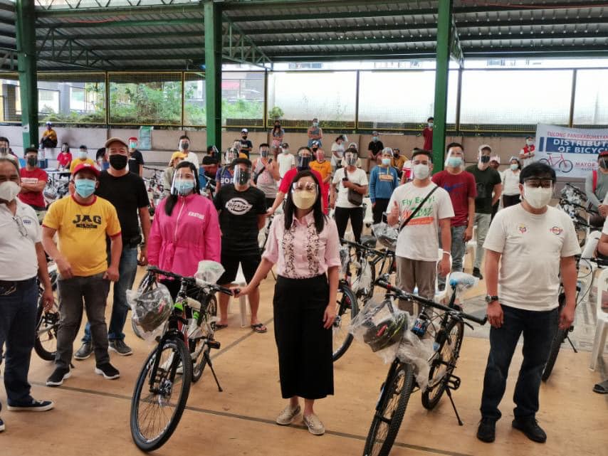 Namigay ng libreng bike si Mayor Joy Belmonte para sa mga manggagawang kailangang magtrabaho kahit ECQ.